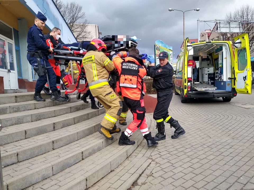 Akcja służb w centrum Kutna. Kobieta potrzebowała pilnej pomocy