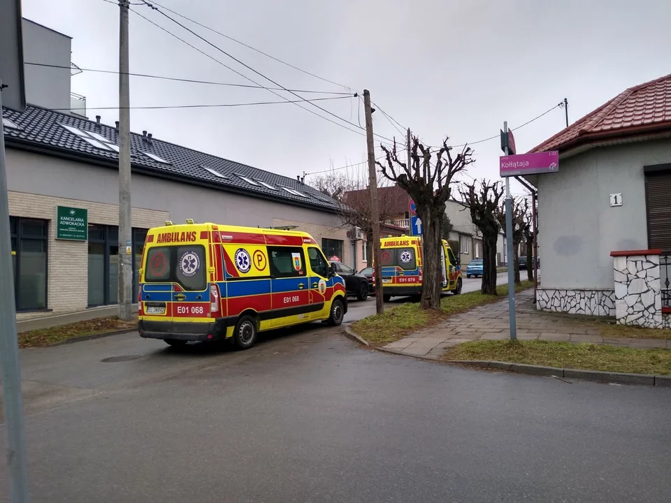 Mężczyzna zmarł na chodniku. W kutnie zabrakło wolnych karetek, na miejsce musieli dojechać ratownicy z Łęczycy i Krośniewic