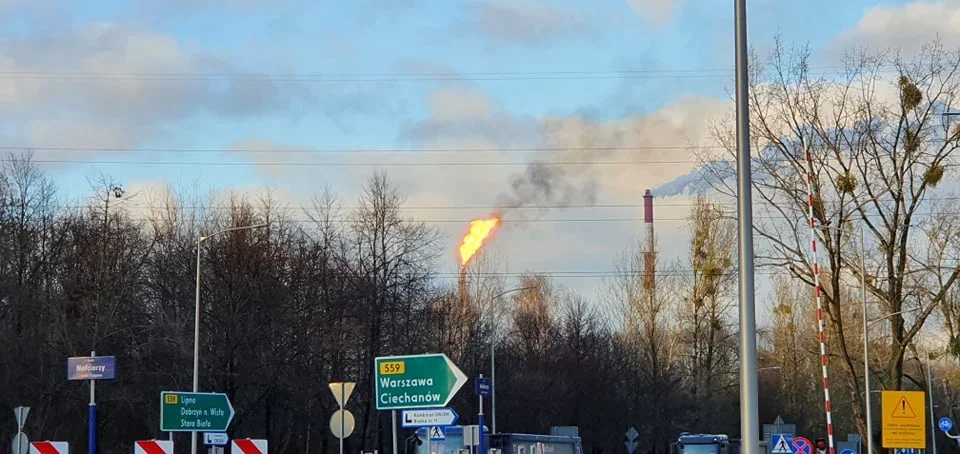 Płomienie z Płocka widać nawet w Żychlinie