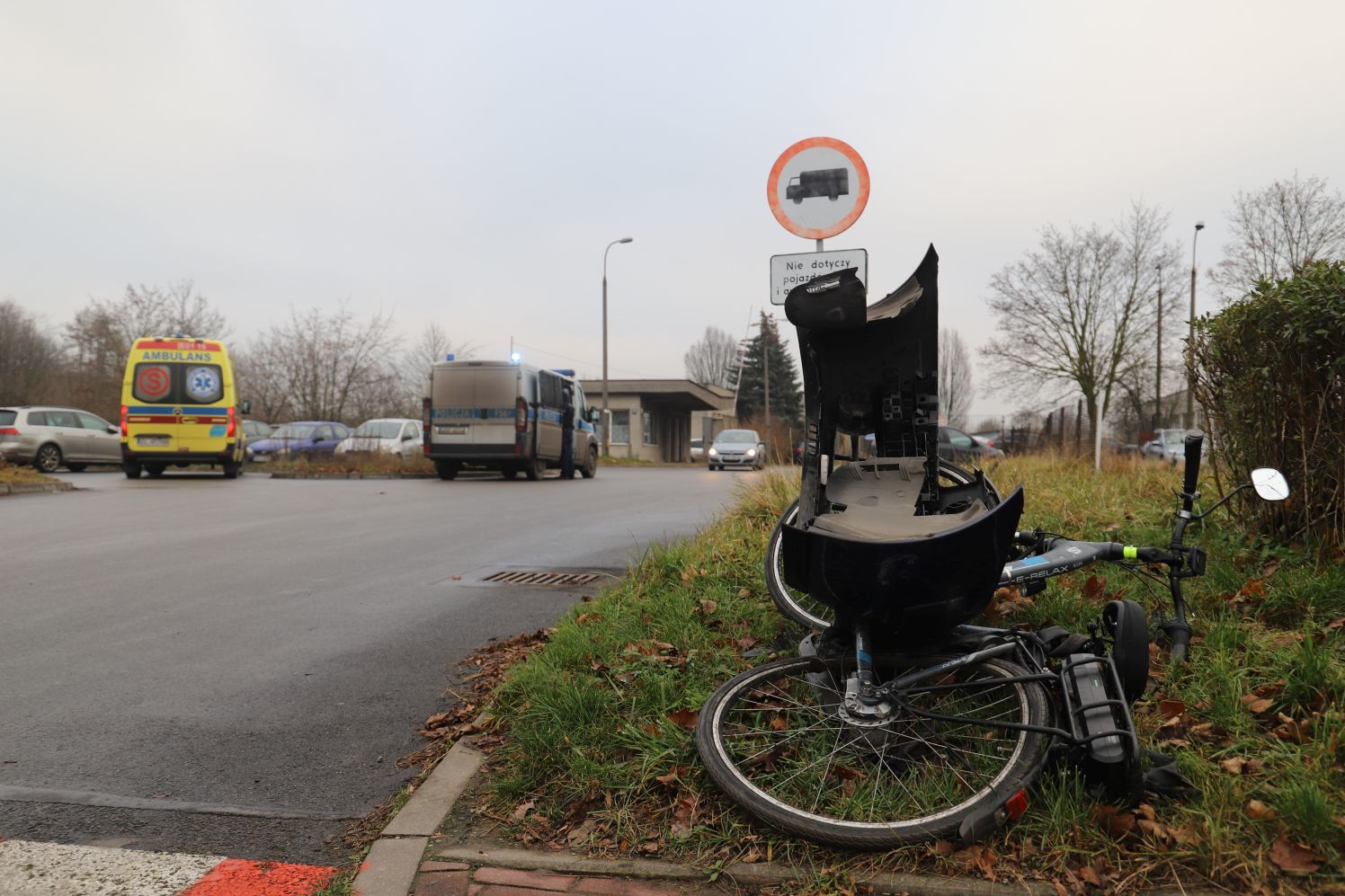 [ZDJĘCIA] Potrącenie tuż obok szpitala. Na miejscu policja i pogotowie - Zdjęcie główne