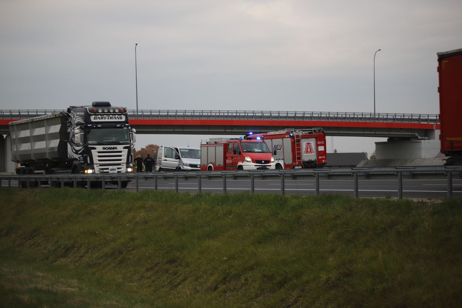 Na autostradzie A1 pod Kutnem samochód dostawczy zderzył się z ciężarówką