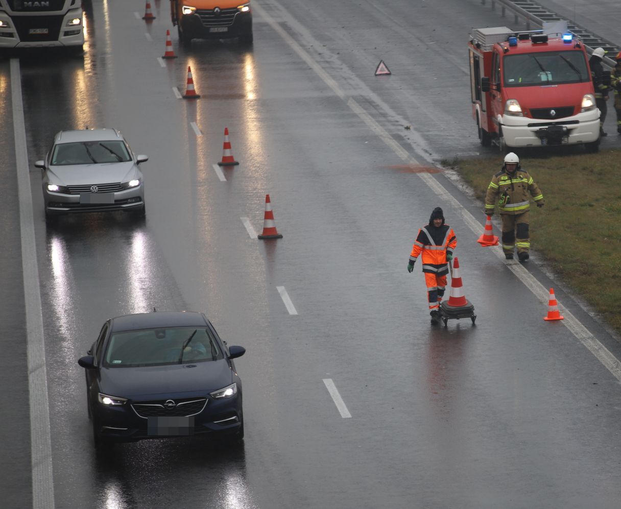 Akcja służb na autostradzie pod Kutnem. Zderzyły się dwie osobówki