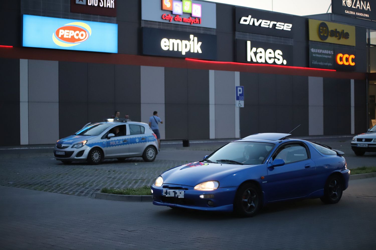 Ryk silników, pisk opon i setki osób pod galerią. Trwa Illegal Night Kutno