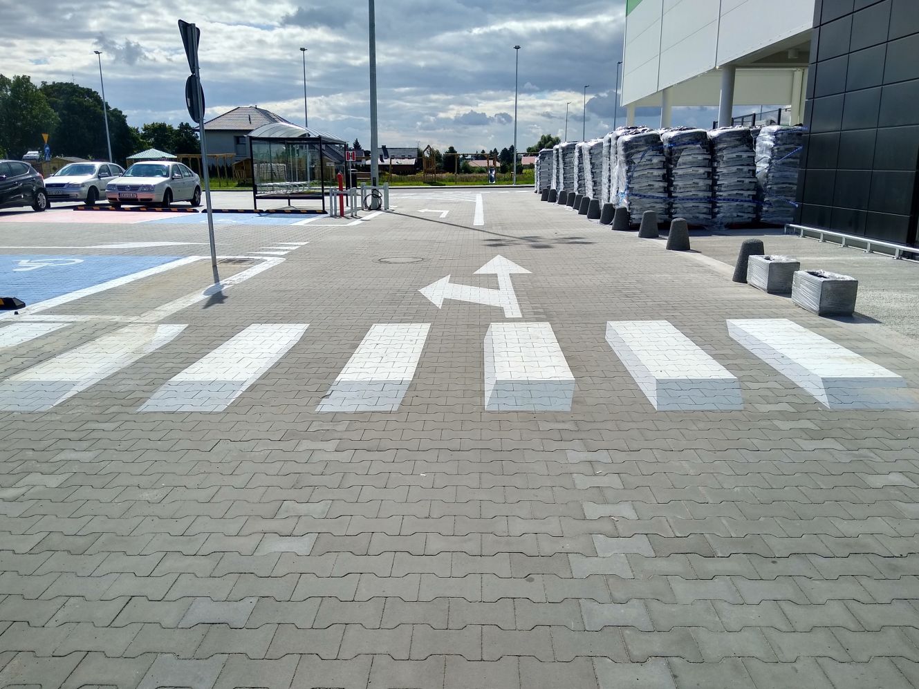 Ciekawostką jest, że przed marketem Leroy Merlin w Kutnie pojawiło się trójwymiarowe przejście dla pieszych