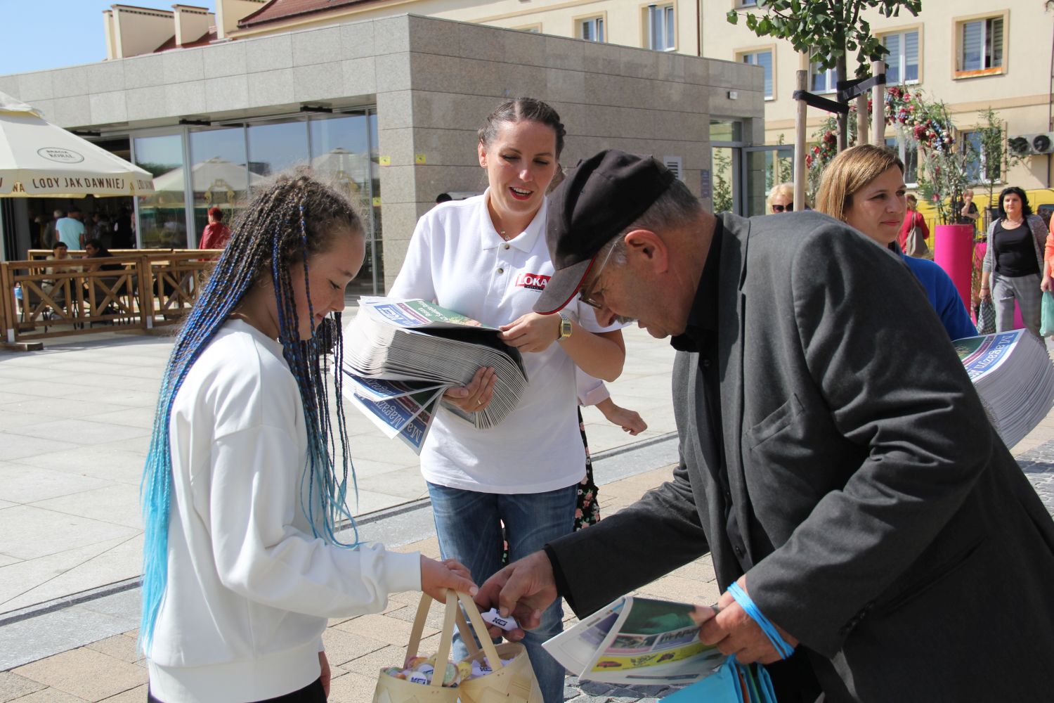 KCI świętuje razem z Wami! Rozdajemy pachnące różami gazety i słodkie niespodzianki