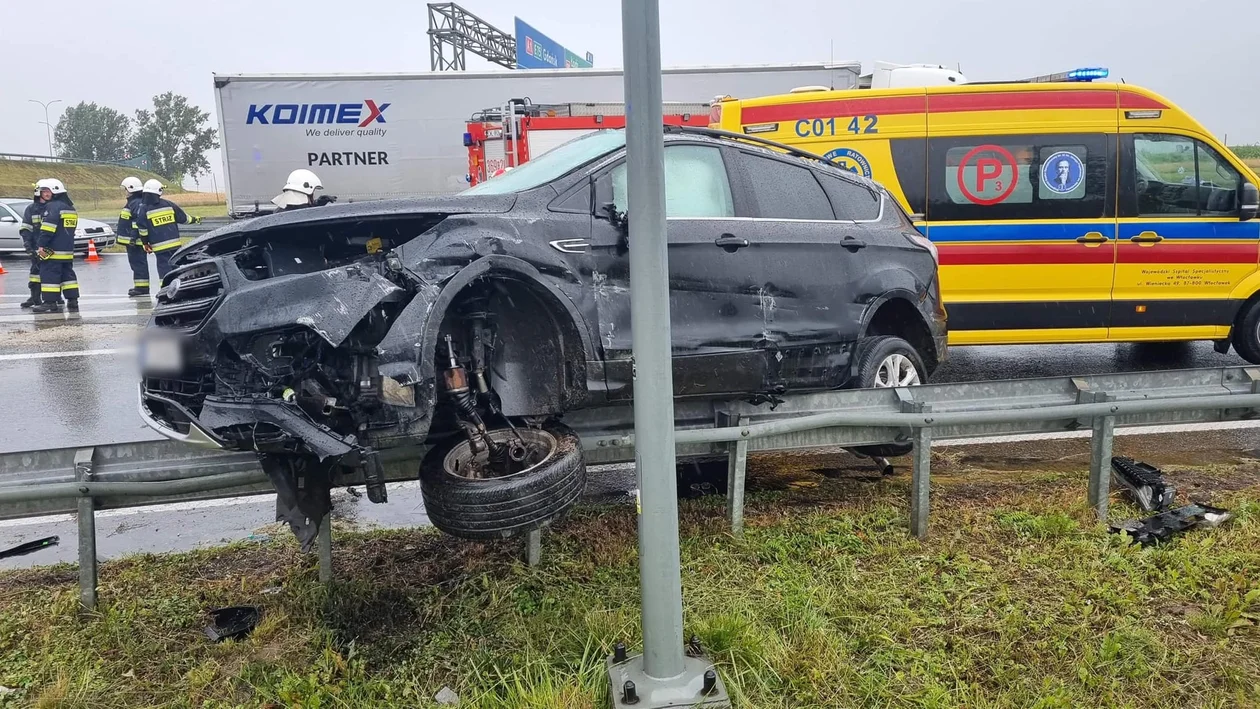 Samochód uderzył w bariery. Groźnie na autostradzie A1 [ZDJĘCIA] - Zdjęcie główne