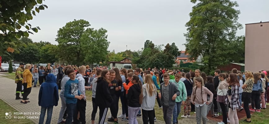 W jednej z kutnowskich szkół podstawowych przeprowadzono ewakuację budynku. Były to ćwiczenia pod okiem straży pożarnej