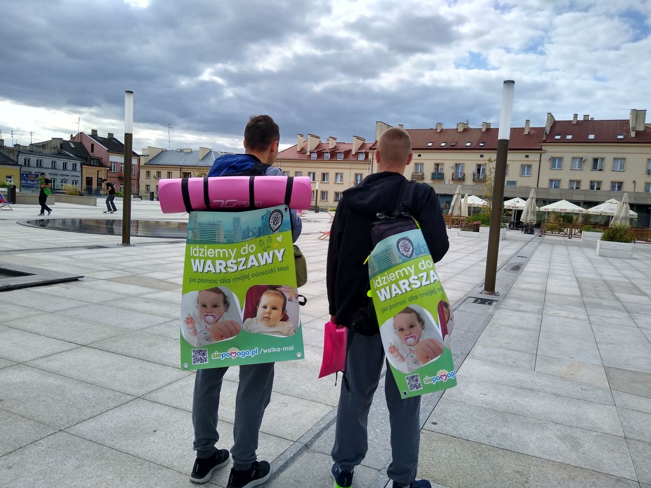 Pan Dawid idzie za Zbąszynia do Warszawy, by pomóc swojej córeczce Mai. Wspólnie z Panem Remigiuszem zatrzymali się m.in. w Kutnie