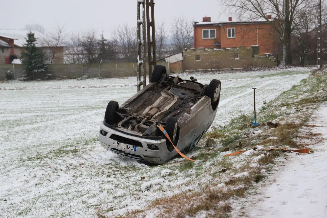 Wypadek pod Kutnem. Dachował samochód, jedna osoba ranna