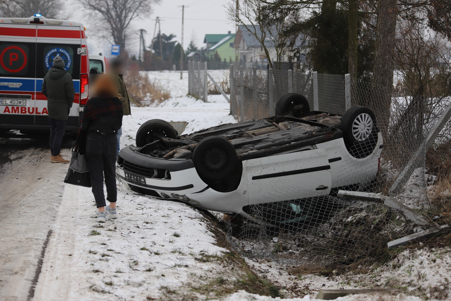 [ZDJĘCIA] Samochód dachował w rowie. Na miejscu policja i pogotowie - Zdjęcie główne