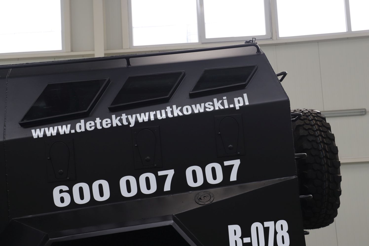 Detektyw Krzysztof Rutkowski odebrał od kutnowskiej firmy opancerzonego TUR-a wartości kilku milionów