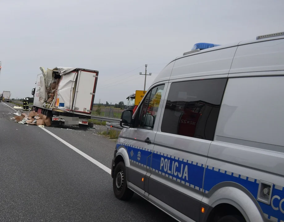 Zderzenie dwóch ciężarówek na autostradzie. Sprawca kolizji był pijany [FOTO] - Zdjęcie główne