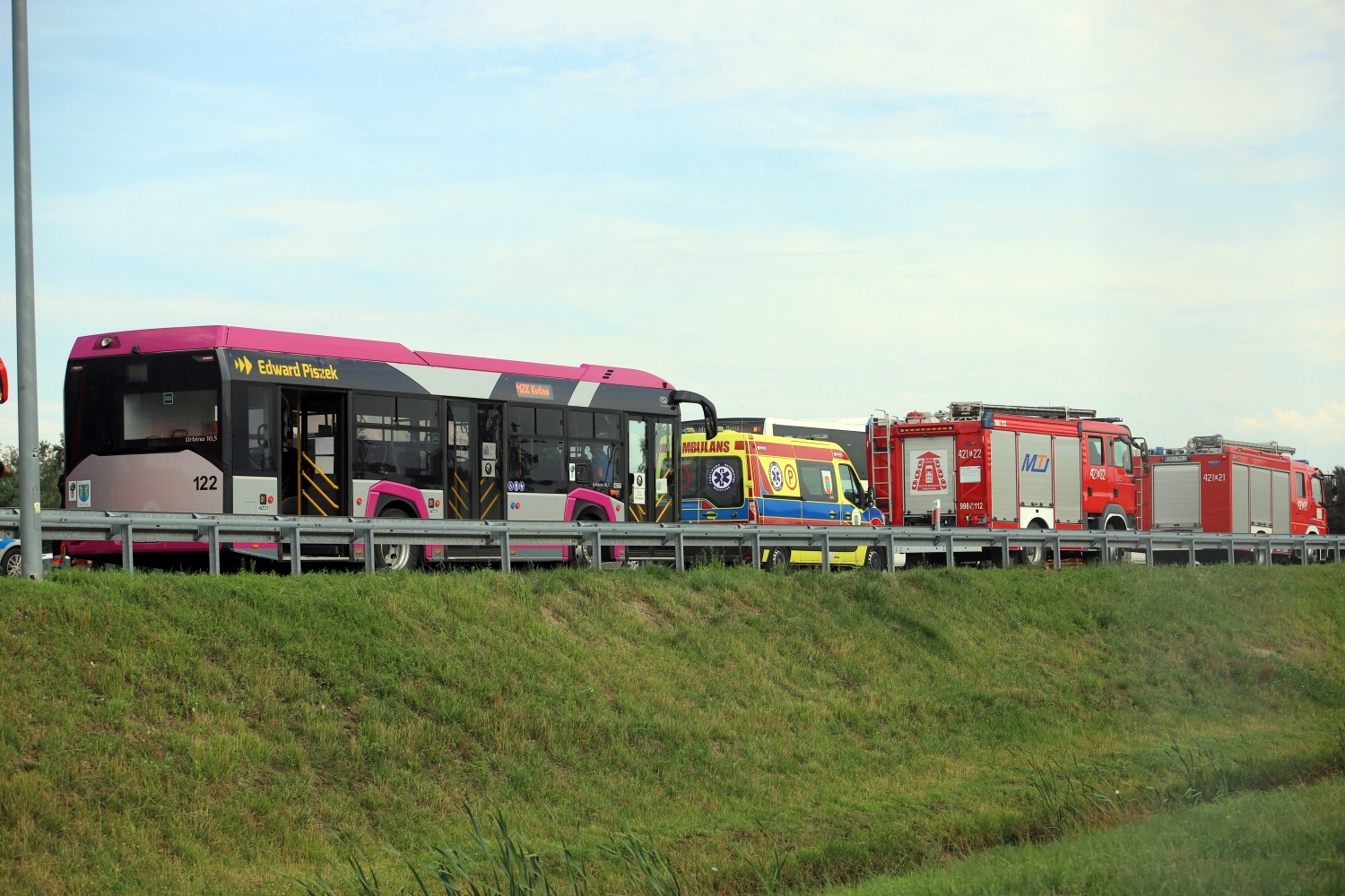 W wyniku zderzenia autokaru z ciężarówką rannych zostało aż 17 osób