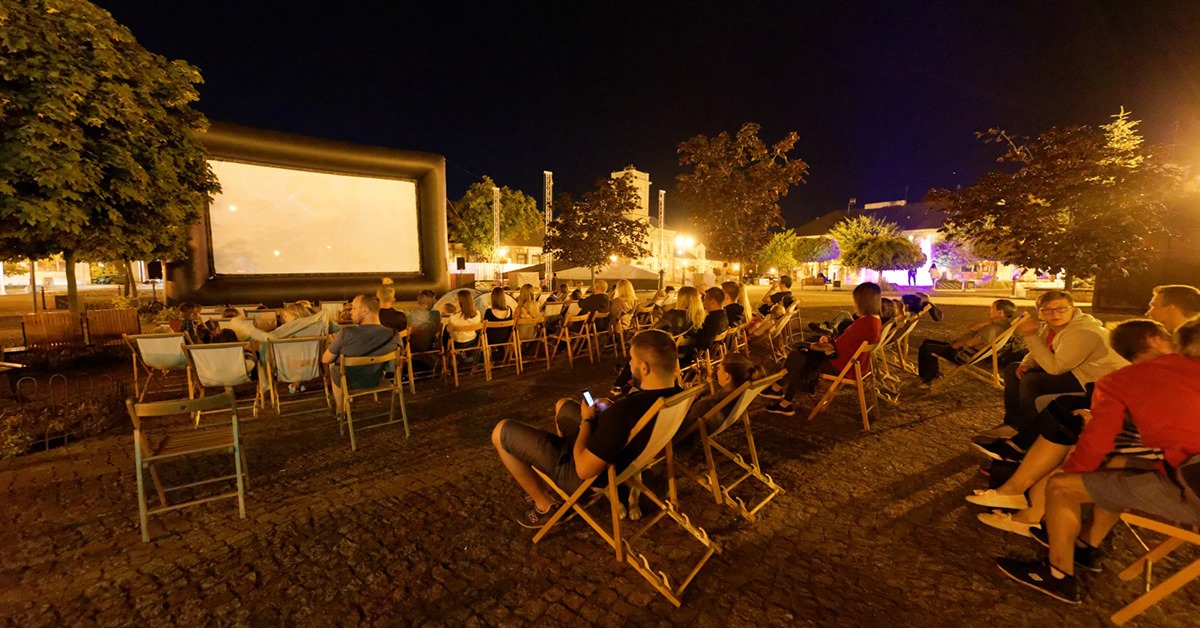 Rusza wakacyjne kino plenerowe! Zapowiadają się klimatyczne weekendy na Placu Wolności  - Zdjęcie główne