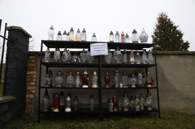 [ZDJĘCIA] Pojawił się wyjątkowy regał! W Kutnie wymieniają się... zniczami - Zdjęcie główne