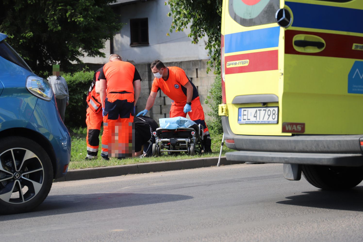 W Kutnie niedaleko targowicy samochód potrącił dziecko. Chłopiec został zabrany do szpitala