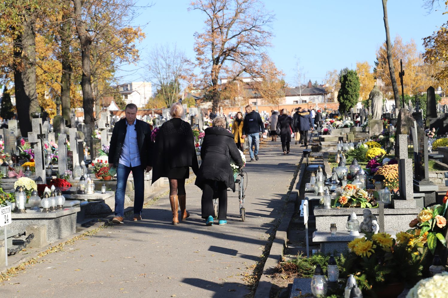 Na kutnowskim cmentarzu można spotkać dość sporo ludzi odwiedzających groby bliskich