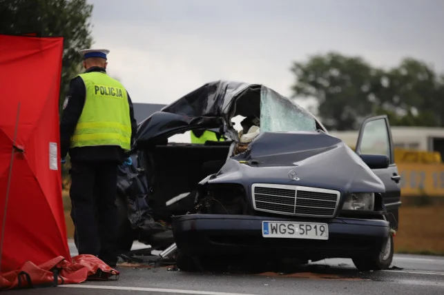 Tragiczny wypadek na DK 92 w Pomarzanach. Jedno z aut było niesprawne, diagnosta usłyszał zarzuty