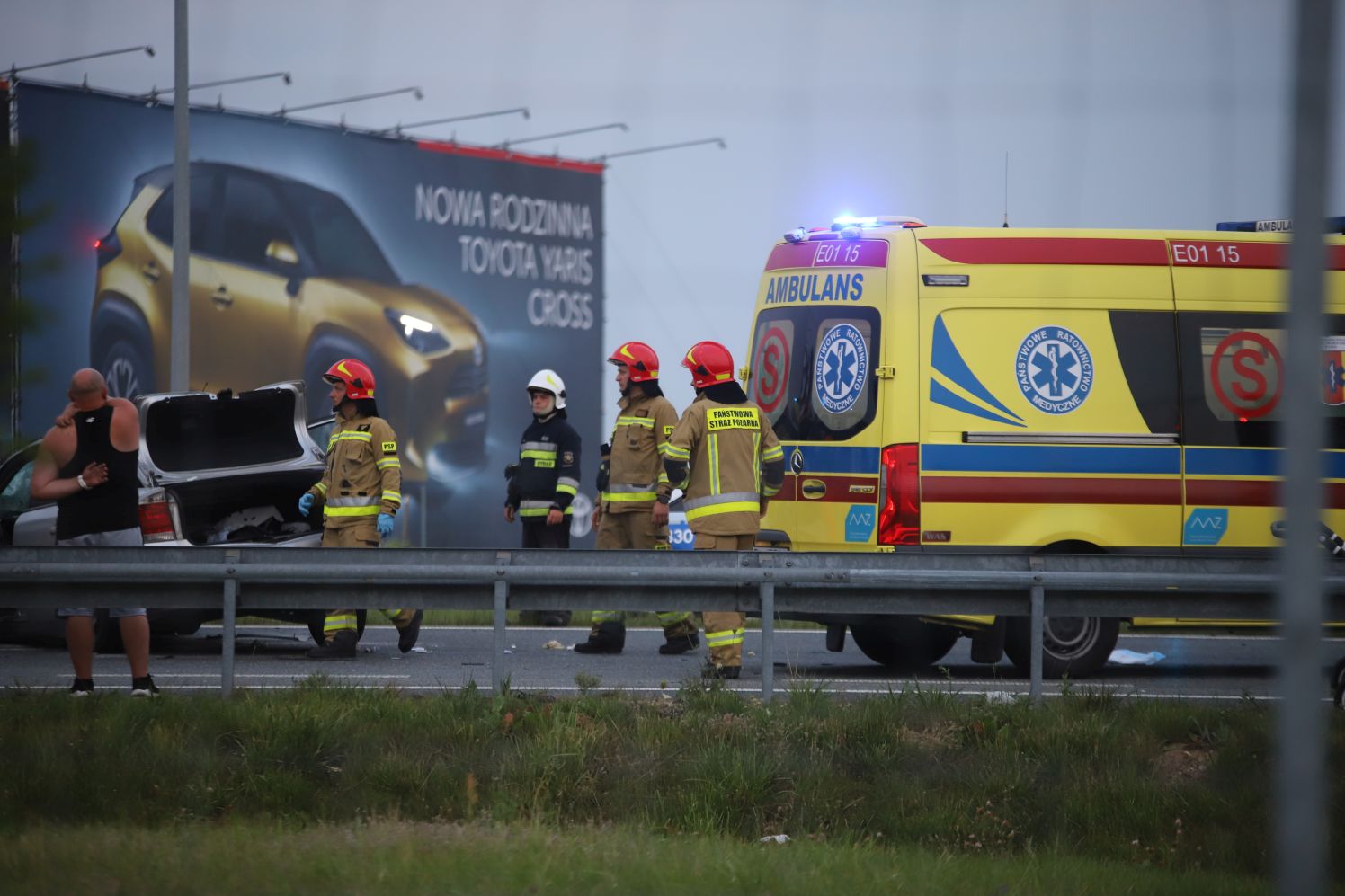 Na autostradzie pod Kutnem samochód zderzył się z ciężarówką, wśród poszkodowanych dziecko, lądował śmigłowiec