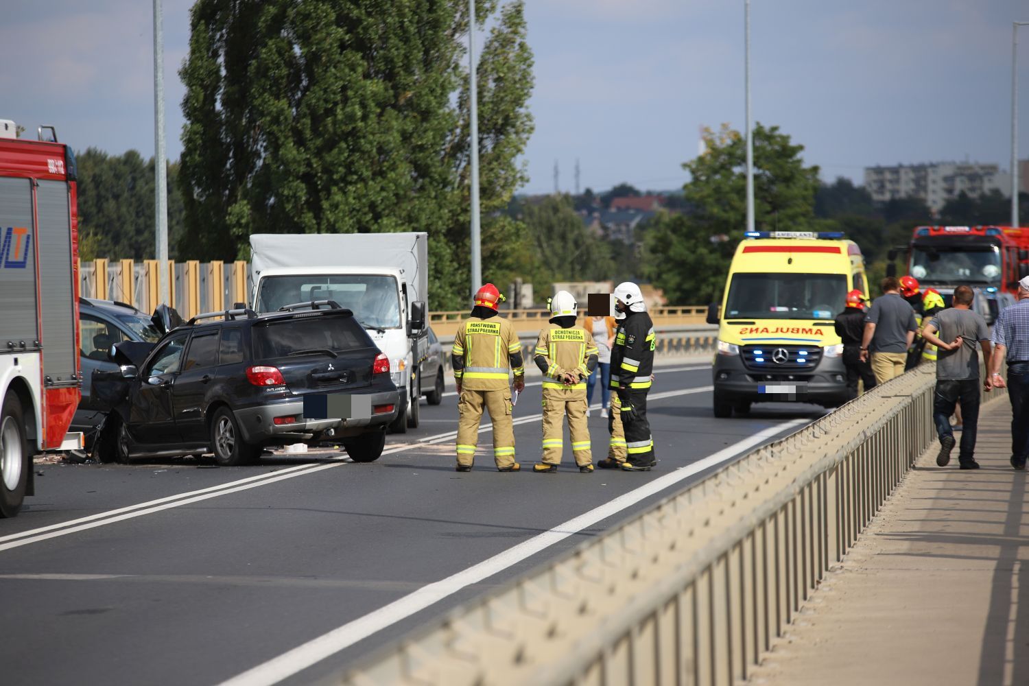 Kraksa z udziałem dwóch aut na wiadukcie. Są osoby poszkodowane 