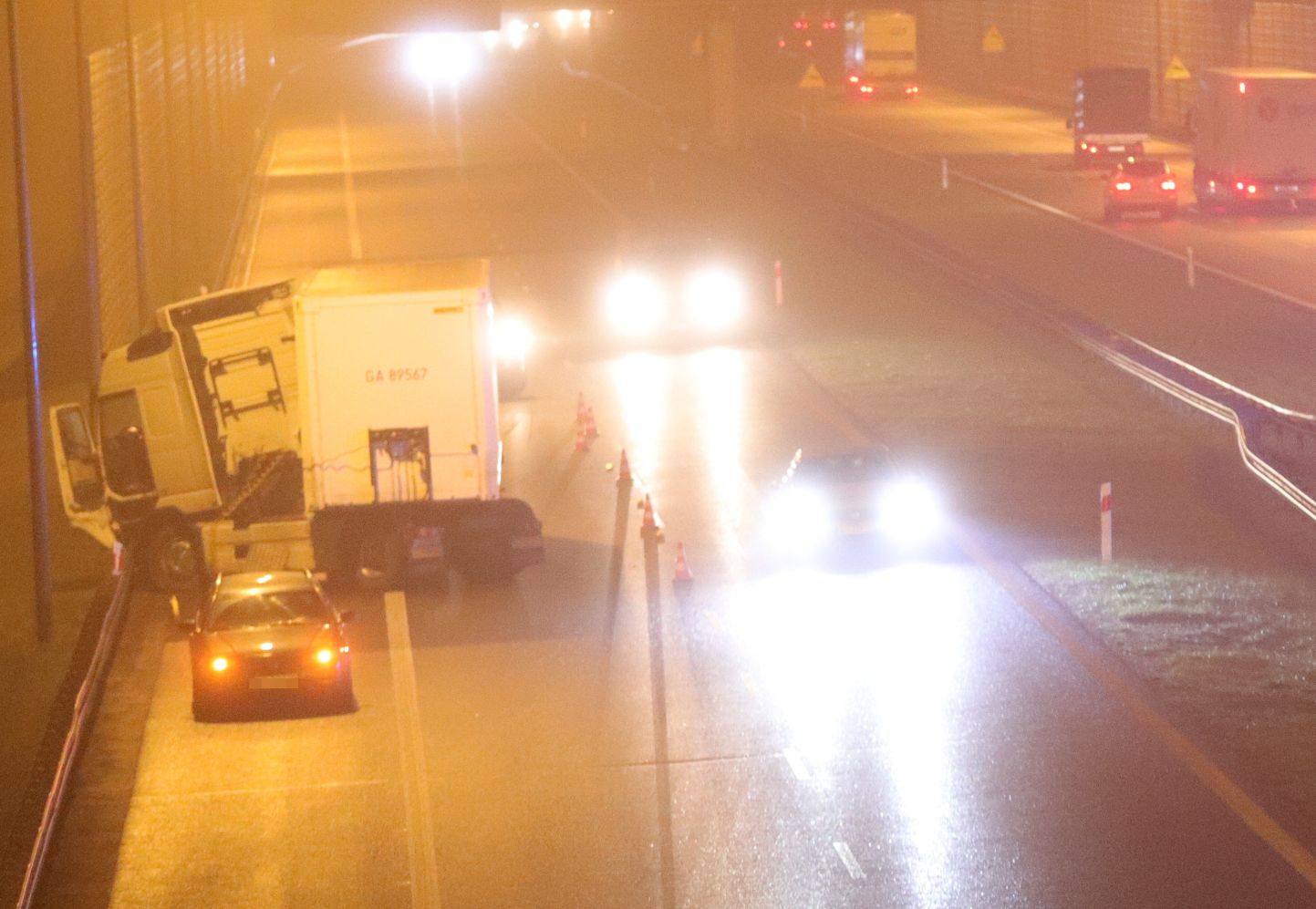 Na autostradzie pod Kutnem rozbił się samochód ciężarowy