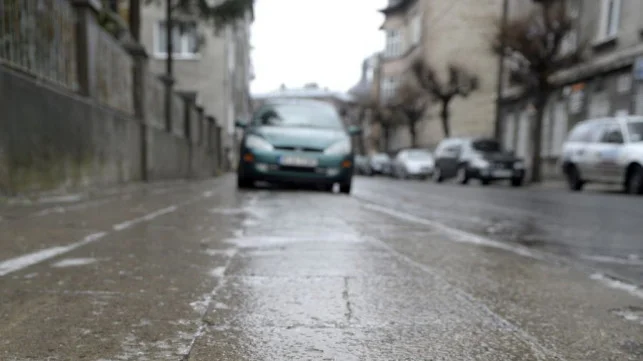 Marznące opady deszczu i gołoledź na drogach. IMGW ostrzega mieszkańców Kutna i okolic - Zdjęcie główne