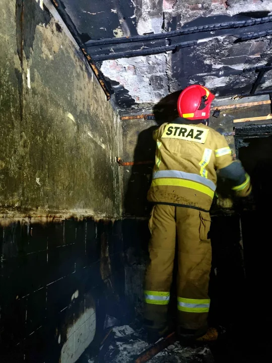 Pan Rafał z Kutna mieszkający ze swoją rodziną w Ząbkach w wyniku pożaru stracił dom. Do pomocy namawiają m.in. kibice Widzewa