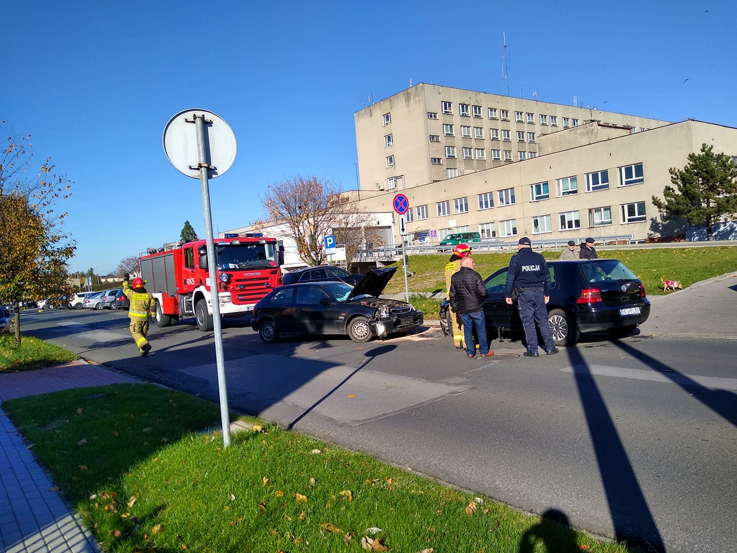 Wypadek z udziałem dwóch aut przy szpitalu. Służby w akcji [ZDJĘCIA]