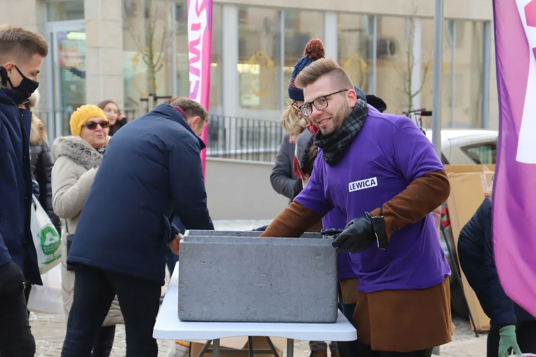 Posłowie Lewicy rozdawali mieszkańcom Kutna świąteczne posiłki 