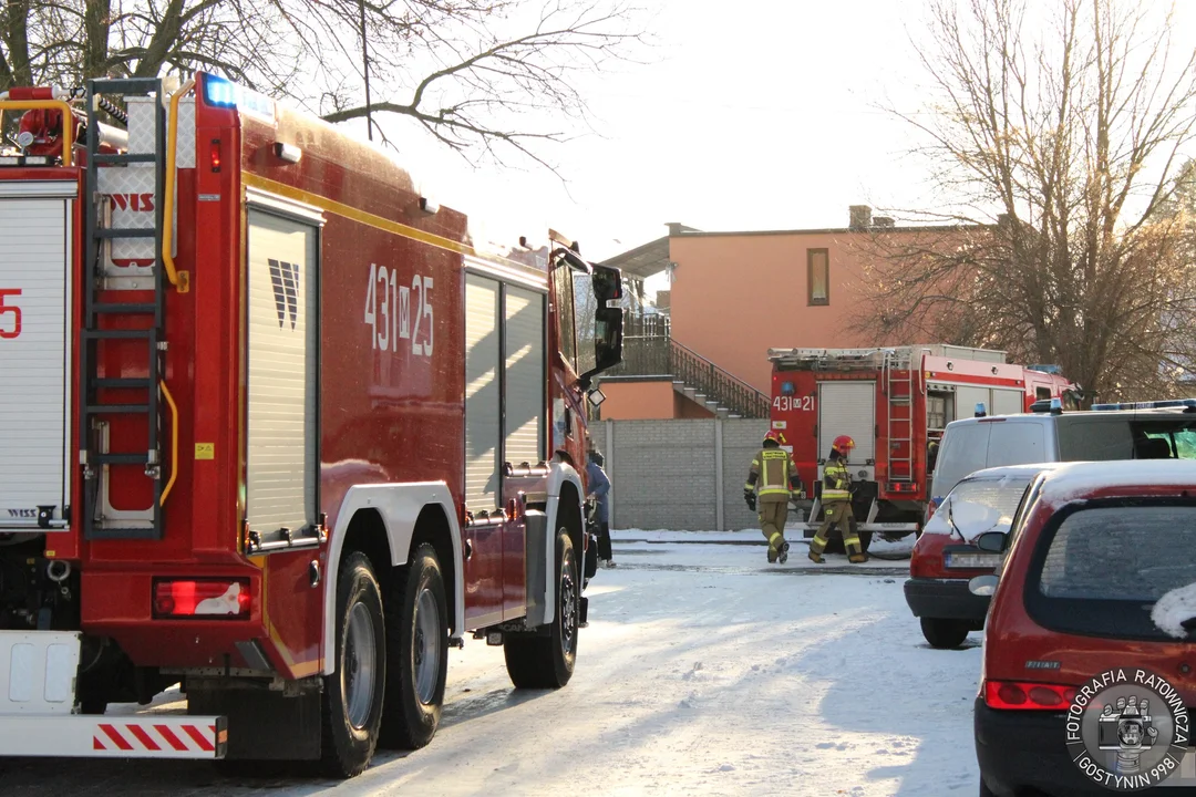 Pożar samochodu w Gostyninie. Z ogniem walczyły dwa zastępy straży pożarnej