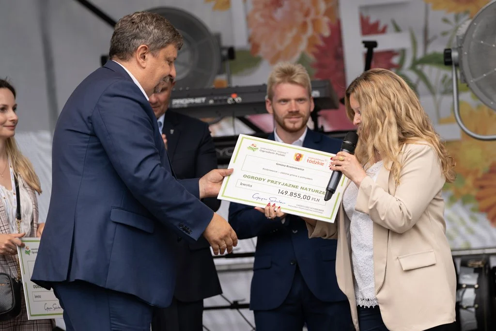 Duże dofinansowanie dla gminy Krośniewice. Burmistrz otrzymała czek od marszałka [FOTO] - Zdjęcie główne