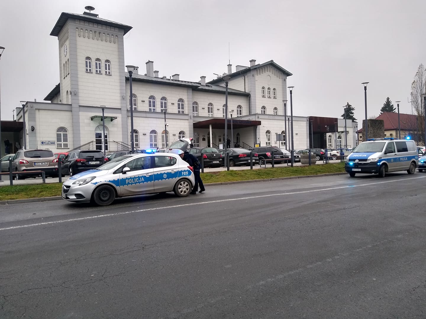 Grupa kibiców na kutnowskim dworcu. Miejsce zabezpiecza policja