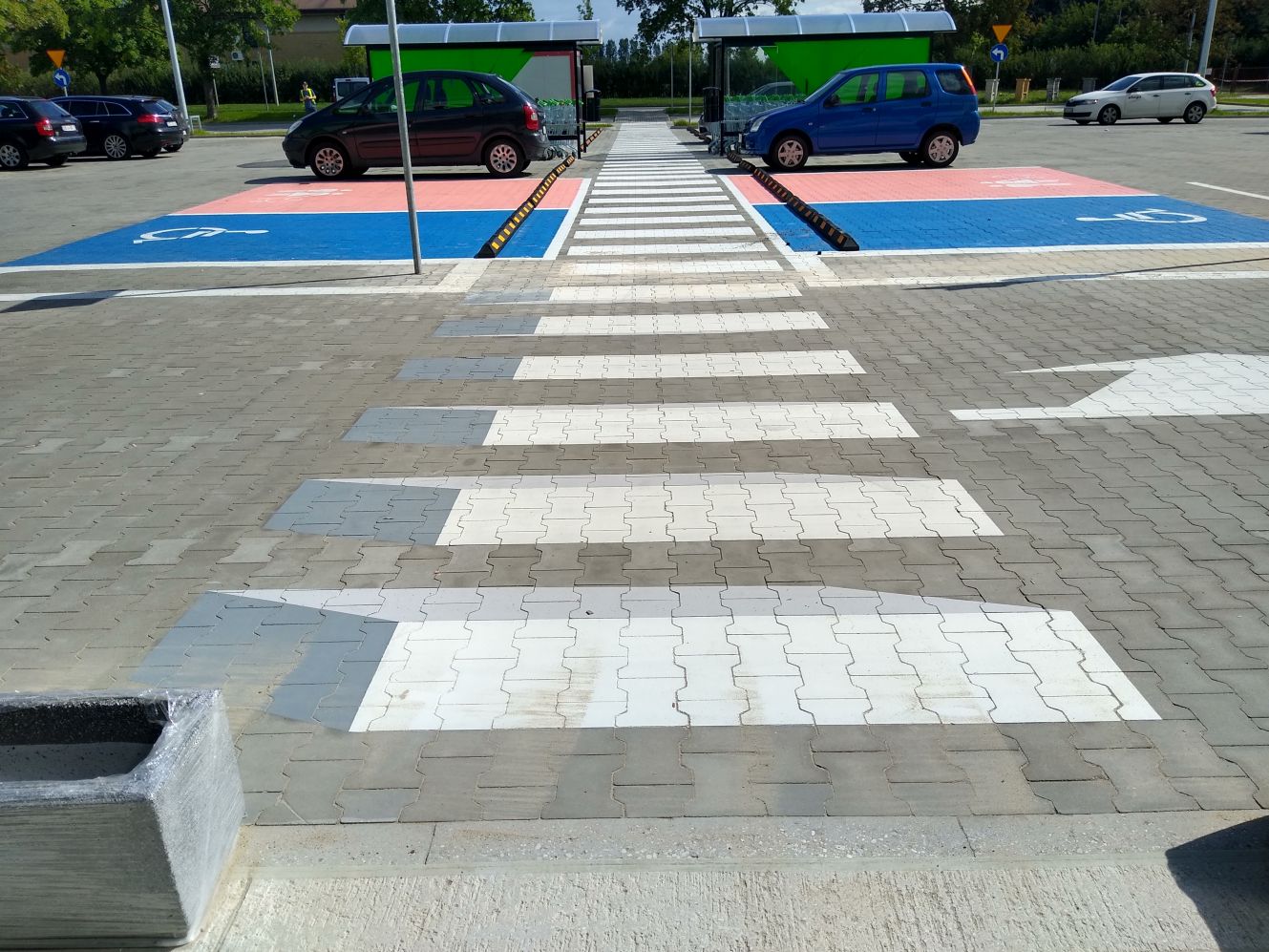Ciekawostką jest, że przed marketem Leroy Merlin w Kutnie pojawiło się trójwymiarowe przejście dla pieszych