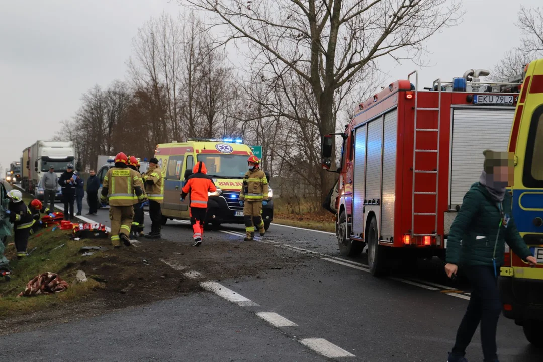 W wyniku wypadku na drodze Kutno-Piątek-Zgierz-Łódź poszkodowanych zostało kilka osób, w tym dzieci. Lądował śmigłowiec pogotowia