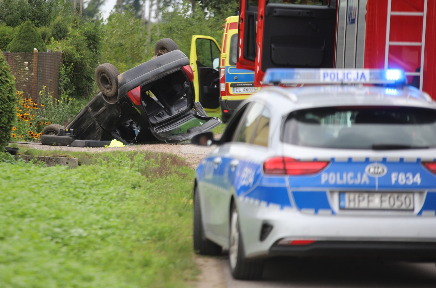  Dachowanie pod Kutnem. Na miejscu wszystkie służby, lądował śmigłowiec LPR