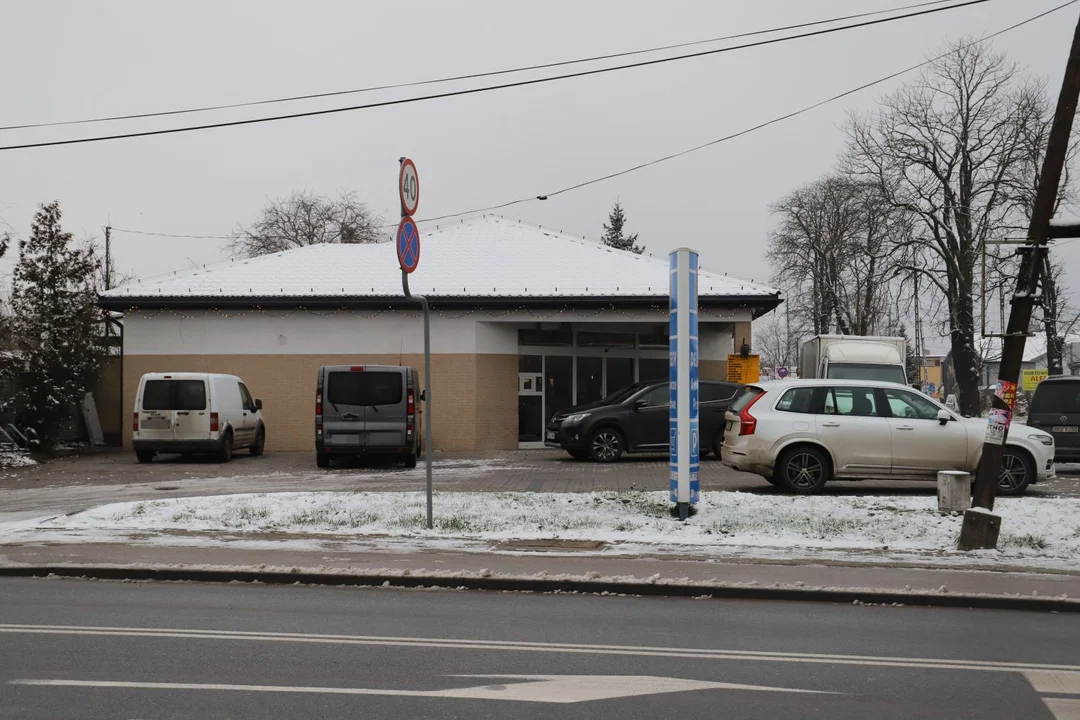 Sklep przy ulicy Łęczyckiej w Kutnie - który niedawno został podpalony - wkrótce znów zostanie otwarty dla klientów (zdjęcie wykonane 6 grudnia)