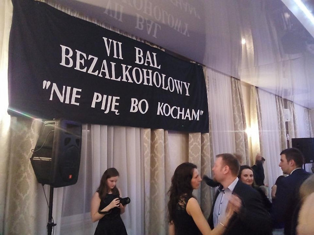 [ZDJĘCIA]Karnawałowa impreza bez alkoholu. "Nie piję, bo kocham" - Zdjęcie główne
