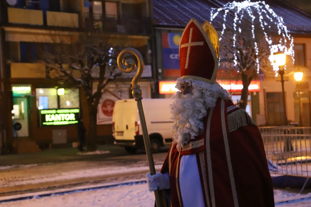 W Kutnie czuć klimat świąt. Dziś oficjalnie uruchomiono iluminację, w tym choinkę na Placu Wolności