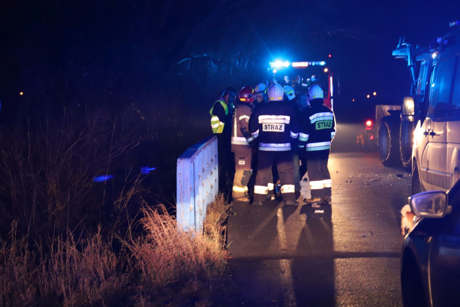 Groźny wypadek pod Kutnem. Ciągnik zmiażdżył osobówkę