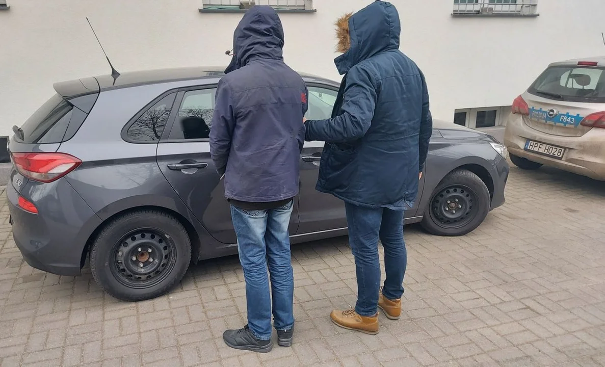 Napadł na sklep z nożem i młotkiem, zrabował kilka tys. zł. To nie był jego jedyny wybryk [FOTO] - Zdjęcie główne