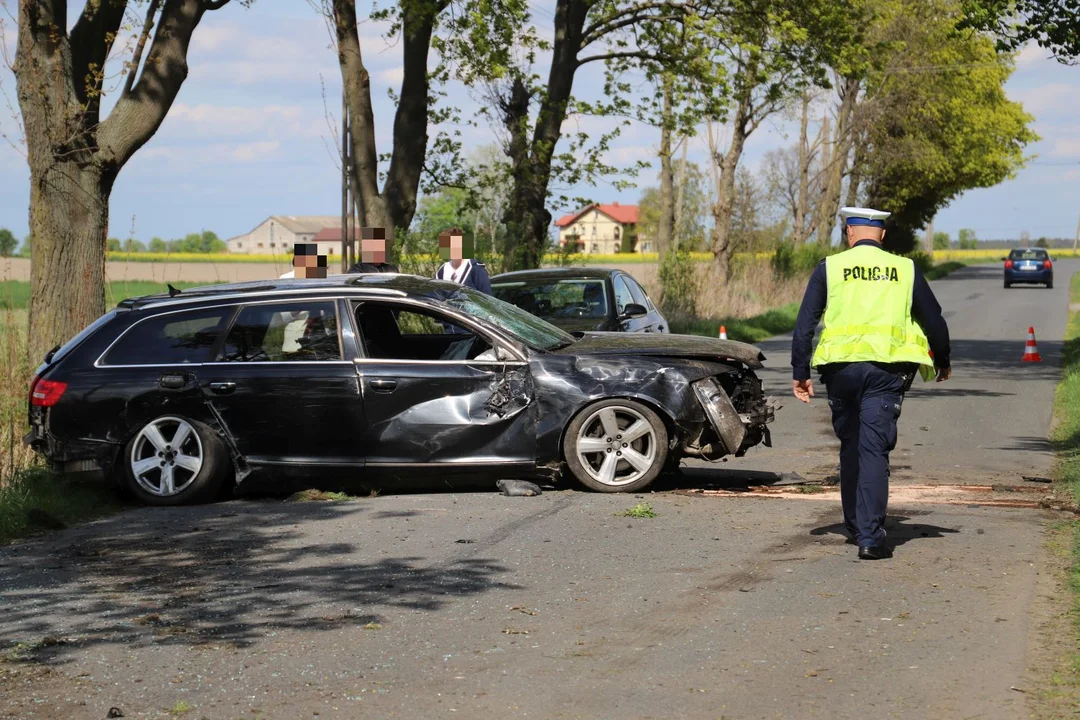 Osobówka wypadła z drogi i wylądowała w rowie. Za kółkiem pijany kierowca [ZDJĘCIA] - Zdjęcie główne