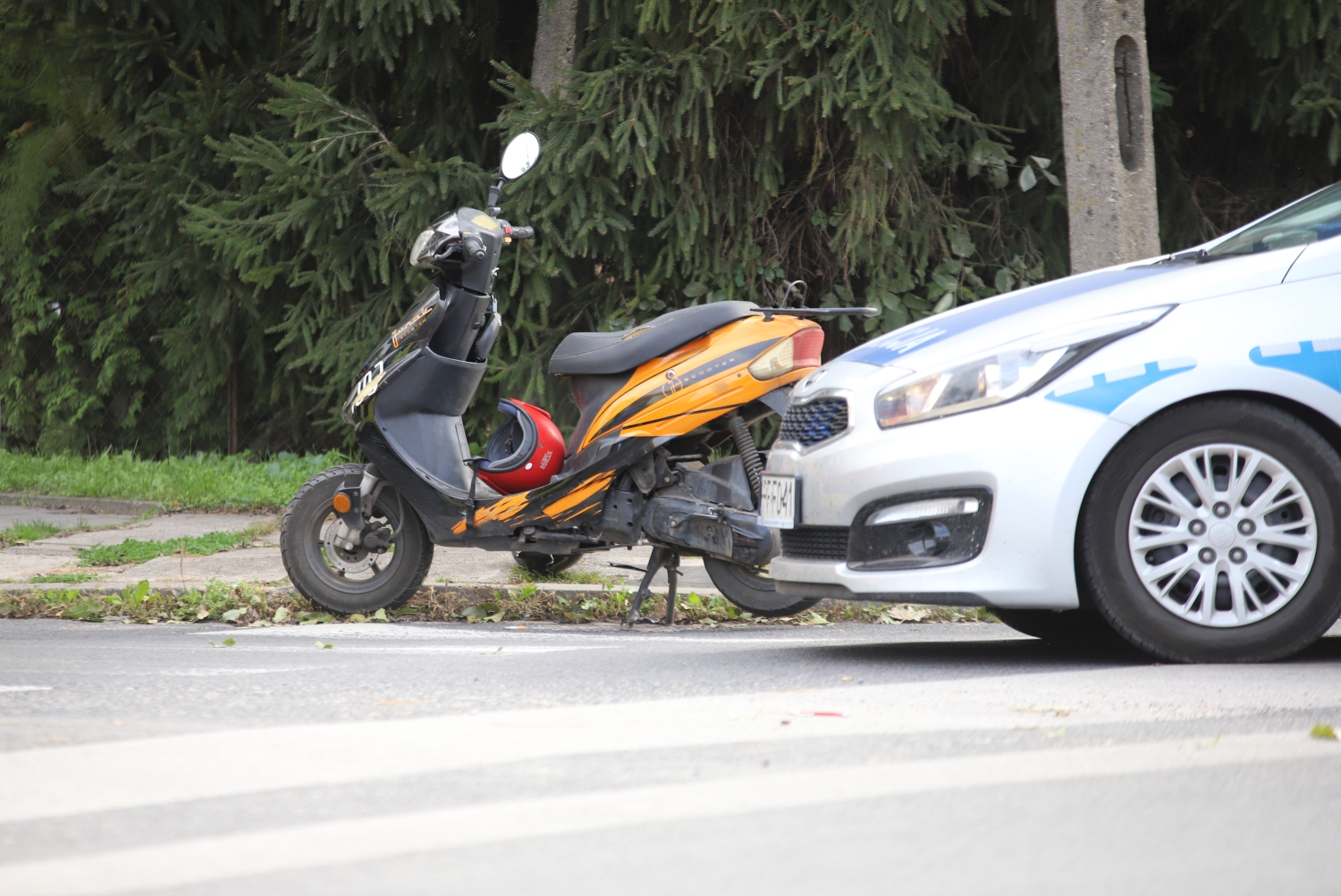 Na skrzyżowaniu ul. Mickiewicza i Słowackiego osobówka potrąciła motorowerzystkę