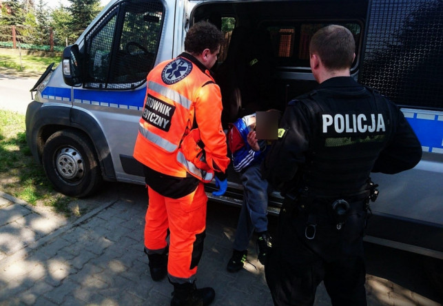 Dramatyczny wypadek w jednej z kutnowskich firm. Mężczyzna przeciął sobie tętnicę, uratował go policjant - Zdjęcie główne