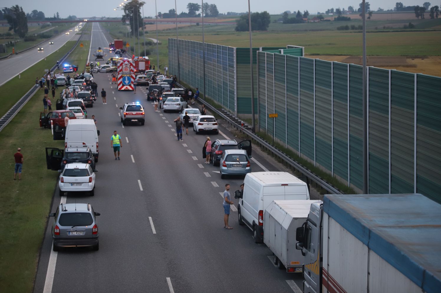 W wyniku wypadku na autostradzie pod Kutnem poszkodowane zostały trzy osoby, w tym małe dziecko