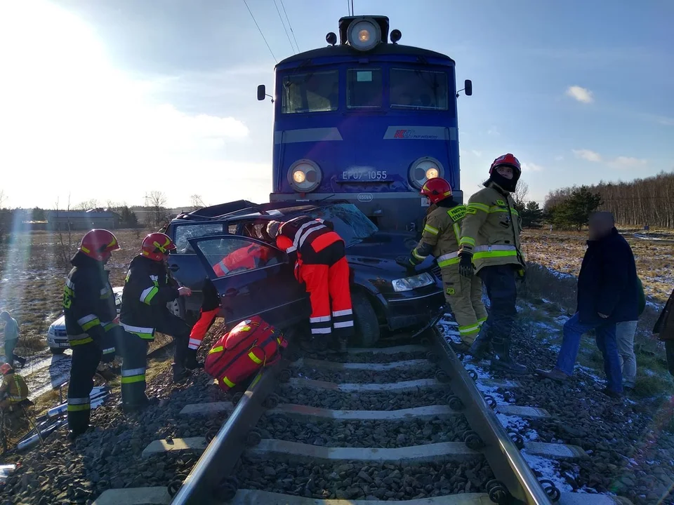 Pod Kutnem pociąg zderzył się z osobówką