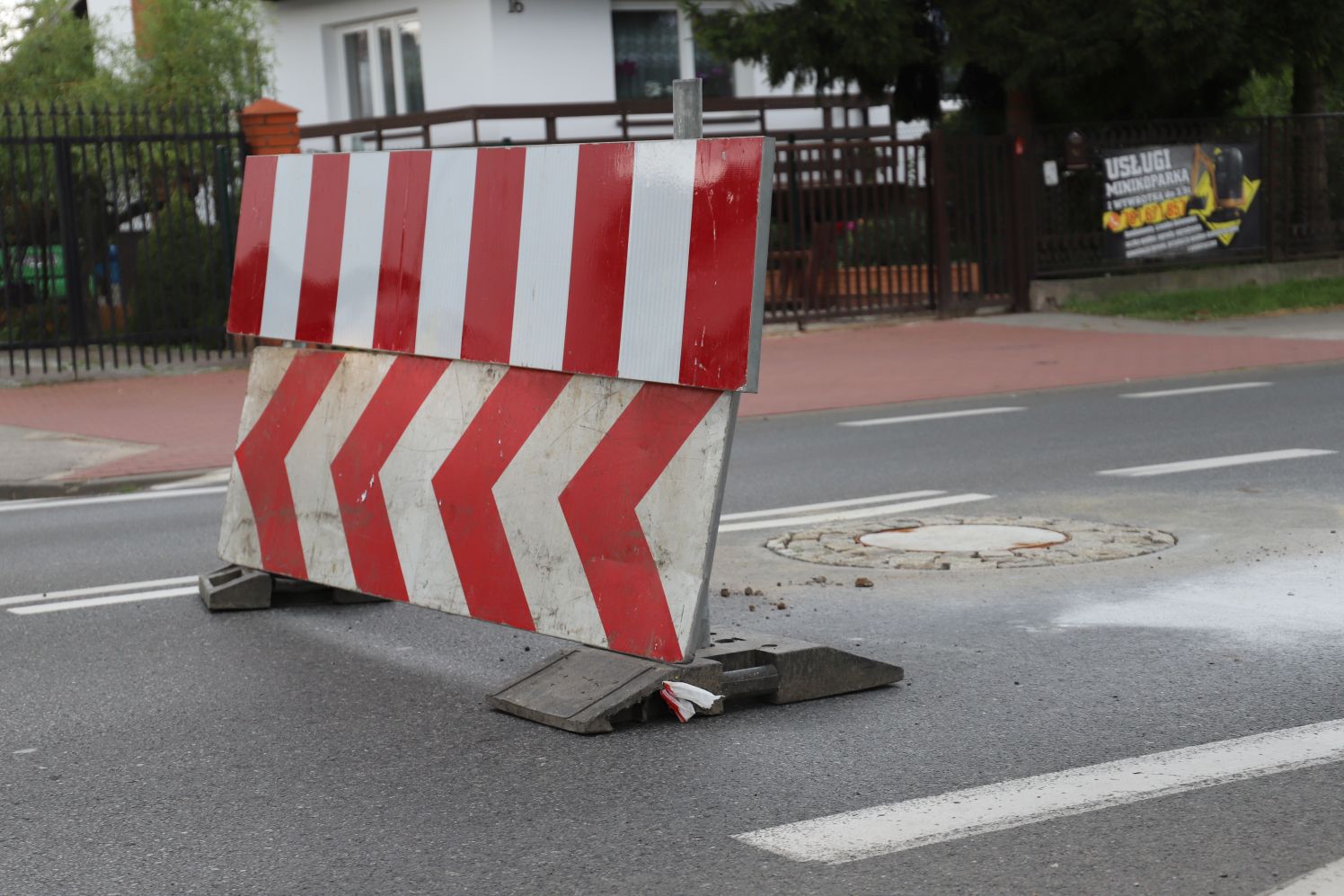 Na Łęczyckiej w Kutnie trwają prace - wymienianie są włazy studzienek (zdjęcie z 18.08.2021)