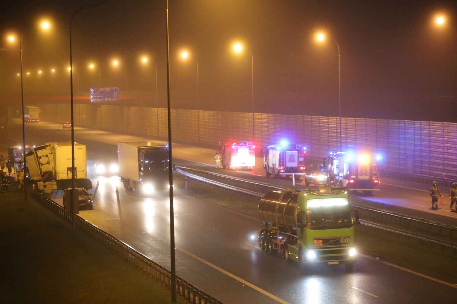 Na autostradzie pod Kutnem rozbił się samochód ciężarowy