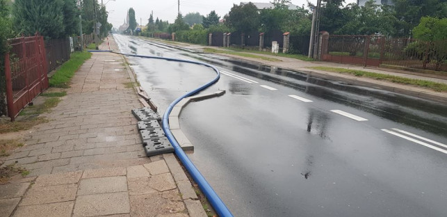 Rura na  środku jezdni. Co tu się wyprawia? - Zdjęcie główne