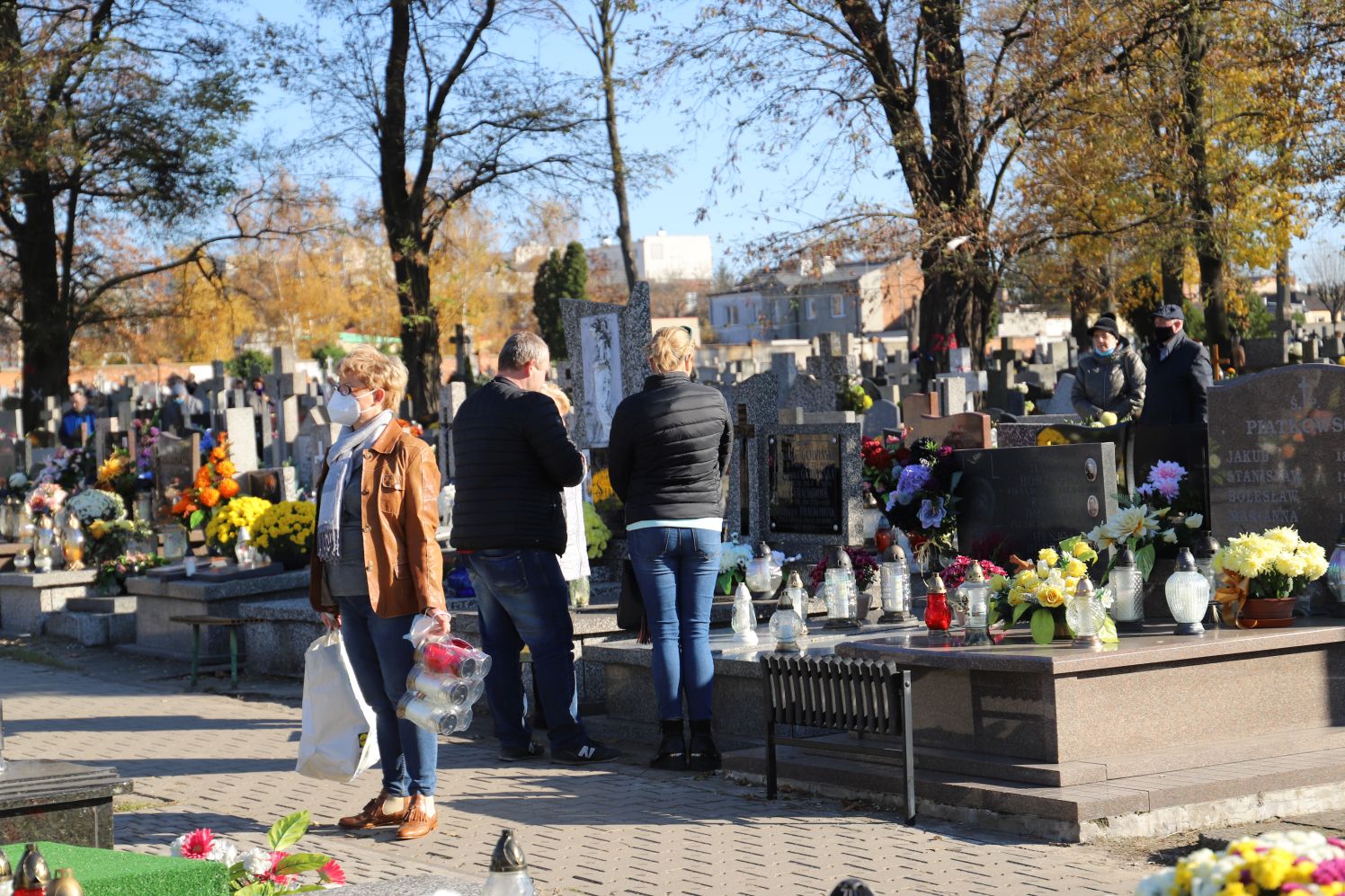 Na kutnowskim cmentarzu można spotkać dość sporo ludzi odwiedzających groby bliskich