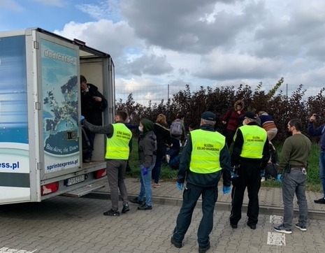 Wiózł 29 nielegalnych migrantów! Wpadł na autostradzie w Strykowie